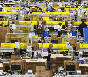 Кровь из носа и потеря сознания: сотрудники Amazon жалуются на ужасные условия работы