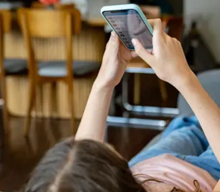 Чому дедалі більше країн забороняють дітям користуватися соцмережами, — The Economist