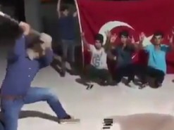 Жители Турции бьют свои iPhone в знак протеста против санкций США