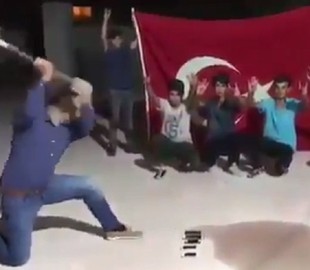 Жители Турции бьют свои iPhone в знак протеста против санкций США