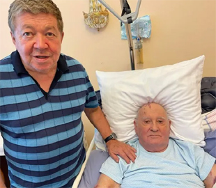 На руках гематомы, но с улыбкой на лице: появилось фото 91-летнего Горбачева на больничной койке