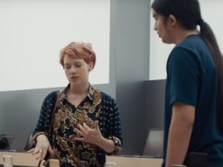 Samsung троллит iPhone X и работников Apple Genius Bar
