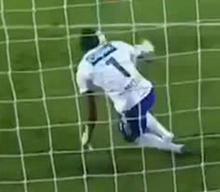 Видео с невероятным вратарем-"пауком" из Венесуэлы стало хитом в сети