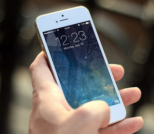 Эксперты рассказали как спасти смартфон, который упал в воду