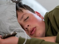 Чому не можна спати біля телефону, який стоїть на зарядці: в Apple пояснили причину