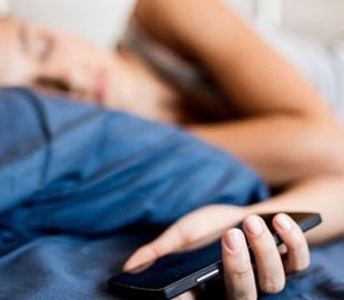 Почему нельзя спать с мобильным телефоном под подушкой