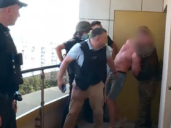 Нацполиция опубликовала видео с раненным копом и штурмом квартиры голосеевского стрелка