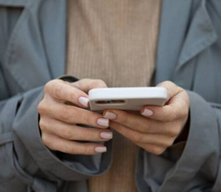 Євросоюз запроваджує вимогу знімних батарей для смартфонів