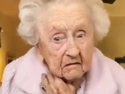 104-летняя бабушка повторила популярный тренд и стала звездой сети