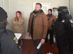 Поліцейські розшукали зловмисника, який викрав із банківської картки пенсіонера більше 70 тисяч гривень