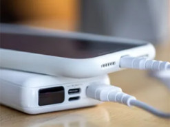 Де категорично не можна заряджати телефон: це може призвести до пожежі