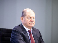 Шольц зізнався, що досі отримує поради від Меркель