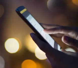 Чи справді смартфон вас слухає: як розпізнати злам