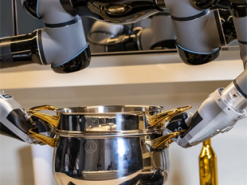 Рестораны в США начали заменять поваров на роботов