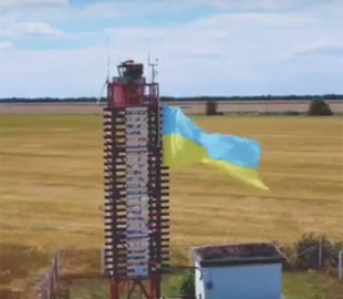 На одному з маяків Одещини замайорів синьо-жовтий стяг