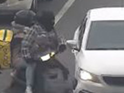 В Киеве курьеры Glovo на мопеде влетели в авто на пешеходном переходе: видео странного ДТП