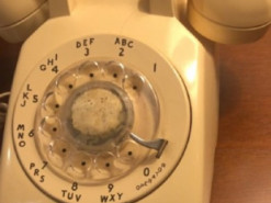 Энтузиаст встроил Google Assistant в старый дисковый телефон