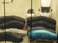 Tesla рассчитывает начать производство грузовиков Semi и спорткара Roadster в следующем году