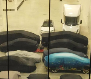 Tesla рассчитывает начать производство грузовиков Semi и спорткара Roadster в следующем году