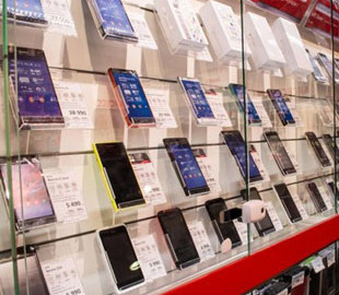 Чоловіка, який вкрав з магазину 72 телефони, посадили під домашній арешт