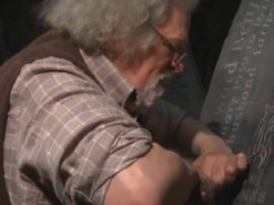 78-летний резчик по камню случайно стал звездой YouTube