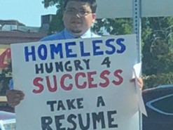 Бездомный программист вышел на улицу в поисках работы и получил сотни предложений