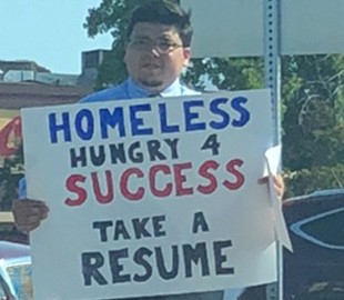 Бездомный программист вышел на улицу в поисках работы и получил сотни предложений