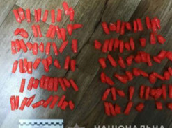 На Рівненщині поліцейські затримали дилера та вилучили 640 закладок із наркотиками