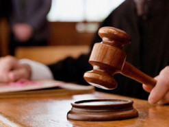 Чоловіка, який ошукав жінку та її батька на 250 тисяч, засудили на понад чотири роки