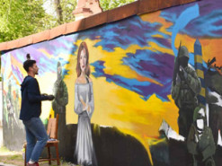 В Україні з'явився неймовірний мурал із дівчиною та легендарним псом Патроном: фото