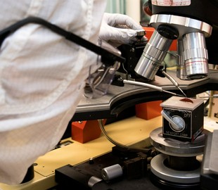 Ученые разработали аккумулятор, заряжающийся от влаги