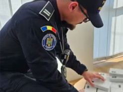 У Румунії у 29-річного українця вилучили майже 200 «айфонів» та мікроавтобус