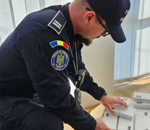 У Румунії у 29-річного українця вилучили майже 200 «айфонів» та мікроавтобус