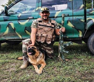 Воїни ЗСУ показали вівчарку Діну, яка стала їх талісманом через неймовірну здібність