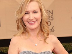 Мужчина похвастался тетей-звездой в Tinder и прославился