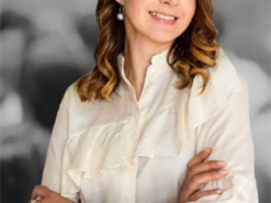 Українка через сайти для дорослих розповідає правду про напад Росії