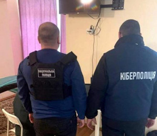 Поліцейські викрили чоловіка, який розповсюджував порнографію