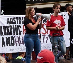 Австралия будет сажать руководителей соцсетей в тюрьму за «отвратительные» посты