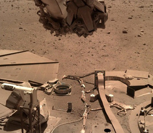 Пыль на солнечных панелях вынудит InSight завершить работу через год