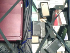 В "Борисполе" в забытом багаже нашли более 100 телефонов Apple iPhone и наушники на сумму 1,8 млн грн