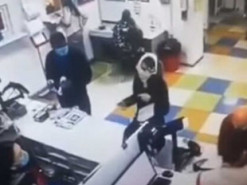 Украинцев насмешил поступок девушки на почте