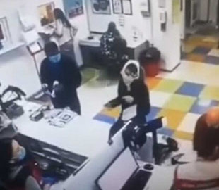 Украинцев насмешил поступок девушки на почте