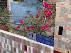 На зависть миллиардерам: житель Вьетнама облицевал свой забор «айфонами» вместо плитки