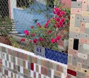 На зависть миллиардерам: житель Вьетнама облицевал свой забор «айфонами» вместо плитки