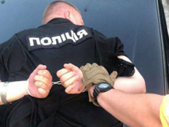 В Миколаївській області поліцейського судитимуть за передачу зброї російським окупантам