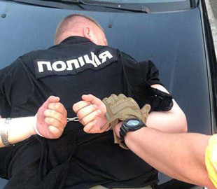 В Миколаївській області поліцейського судитимуть за передачу зброї російським окупантам