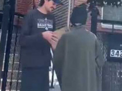 Дівчина кумедно розіграла коханого, переодягнувшись кур'єром: він її так і не впізнав