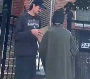 Дівчина кумедно розіграла коханого, переодягнувшись кур'єром: він її так і не впізнав