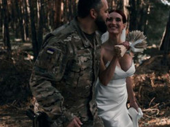 Снайперка Євгенія Емеральд вийшла заміж на передовій і показала зворушливі фото з весілля