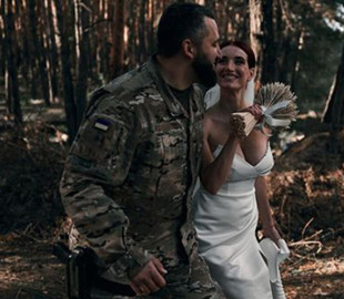 Снайперка Євгенія Емеральд вийшла заміж на передовій і показала зворушливі фото з весілля